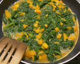 Foto del paso 6 de la receta: Tortilla de espinacas y calabaza con fideos integrales