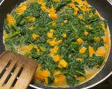 Foto del paso 6 de la receta: Tortilla de espinacas y calabaza con fideos integrales