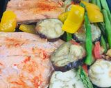 Foto del paso 2 de la receta: Lomo de Salmón a la Plancha Con Vegetales y Papas Al Horno!