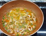Foto del paso 3 de la receta: Arroz meloso con calamares, mero y guisantes