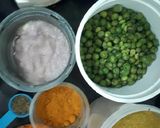 A picture of step 1 of Garden peas in coconut curry.