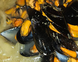 Foto del paso 5 de la receta: Alcachofas con mejillones en salsa verde
