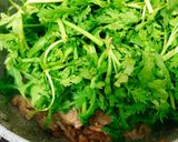 Hình bước làm 4 của món Rau Cải Cúc Xào Thịt Bò