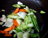 รูปขั้นตอนการทำที่ 3 ของ กุ้งผัดเม็ดมะม่วง
