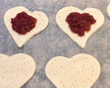 Foto del paso 6 de la receta: Corazones de hojaldre rellenos de mermelada de fresa, sin gluten, sin lactosa