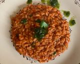 Foto del passaggio 6 della ricetta Risotto al pomodoro con riduzione di basilico 🌿