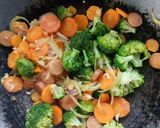 Foto langkah ke 5 dari resep Tumis Brokoli Wortel + Sosis.