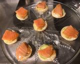 Une image de l'étape 4 de Brochettes de minis blinis au saumon fumé concombre et crème à l aneth.