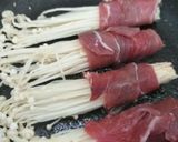 Foto langkah ke 3 dari resep 8. Beef Enoki Roll Saus Gochujang.