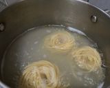 Foto langkah ke 1 dari resep Spaghetti creamy dengan udang dan jamur champignon.