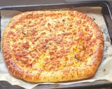 صورة لخطوة 3 من وصفة بيتزا بالصلصة البيضاء والتيركي🍕🍕