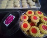 Foto langkah ke 7 dari resep Butter Cookies strawberry jam.