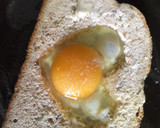 Foto del paso 4 de la receta: Huevo estrellado en pan