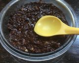 A picture of step 4 of No bake Chocolate biscuits Cake.