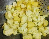 A picture of step 3 of Aloo Gobhi fry.