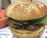 Foto del paso 3 de la receta: Hamburguesa de buey con cebolla caramelizada, queso de cabra y hojas de espinaca🍔🍃🐐
