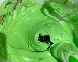 Foto langkah ke 4 dari resep Bolu Pandan Kukus.
