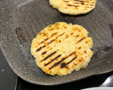 Foto del paso 5 de la receta: Como hacer arepas colombianas con queso 🧀