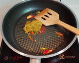 รูปขั้นตอนการทำที่ 3 ของ พาสต้าดำแกงเขียวหวานกุ้งห่อไข่