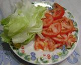 Foto del paso 3 de la receta: Sándwich de milanesa con lechuga y tomate