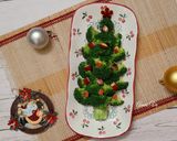 Hình bước làm 2 của món Bông cải luộc tạo hình cây thông Noel