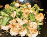 Foto del paso 3 de la receta: Camarones salteados con brócoli y salsa de ostra