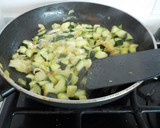 Foto del paso 10 de la receta: Rape con salsa de hígado de rape, calabacín y puerro