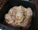 Foto del paso 3 de la receta: Muslos de pollo adobados y asados en freidora de aire con papas fritas al ajillo y salsa del adobo