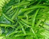 Hình bước làm 2 của món Rau Muống Xào Tỏi