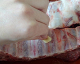 Foto del paso 2 de la receta: Costillas de cerdo al horno con salsa barbacoa