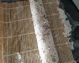 Foto del paso 4 de la receta: Sushi casero sin algas nori de salmón y surimi