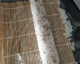 Foto del paso 4 de la receta: Sushi casero sin algas nori de salmón y surimi