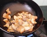 A picture of step 2 of Brown Rice with Caramelized Pork Sauce (Kho Quet).