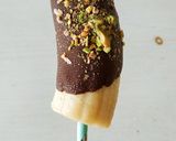 Foto del paso 4 de la receta: Plátanos helados con chocolate y topping
