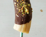 Foto del paso 4 de la receta: Plátanos helados con chocolate y topping