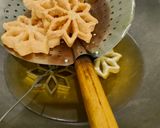 Foto langkah ke 7 dari resep Kembang Goyang Wijen.