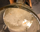 Foto del paso 2 de la receta: Agua de jengibre, limón y miel (tónico digestivo post-comida)