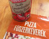 Baconos, sajtos pizzatekercs recept fázis 2 fotója