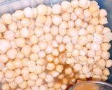 A picture of step 5 of Dahi Phulki Chana Chaat.