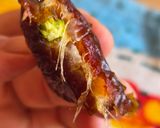 Foto del paso 4 de la receta: Dátiles Medjool o Medjoul rellenos con queso Feta de cabra apenas derretido y pistacho salado 🌴🐐🌳