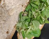 Foto del paso 5 de la receta Bocadillo vegetal con salmón y queso de cabra