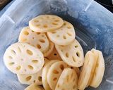 Hình bước làm 1 của món Củ sen nhồi thịt hấp sốt tôm ớt
