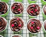 Gambar langkah 8 resipi Moist Chocolate Cupcake.
