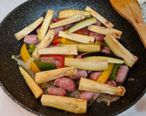 Foto del paso 3 de la receta: Guiso de salchichas con berenjena y pimientos