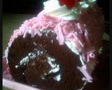 Foto langkah ke 10 dari resep Pinky Blackforest Roll Cake Valentine.