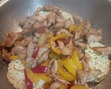 Foto del paso 4 de la receta Fideos asiáticos con pollo y pimientos