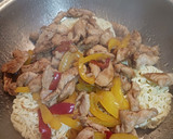 Foto del paso 4 de la receta: Fideos asiáticos con pollo y pimientos