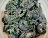 Foto del paso 7 de la receta: Spaghetti cremoso con champiñón y gambas en tinta de calamar