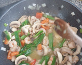 Foto del paso 2 de la receta: Noodles con verduras, gambas y almendras