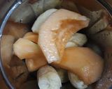A picture of step 2 of Muskmelon banana smoothie.